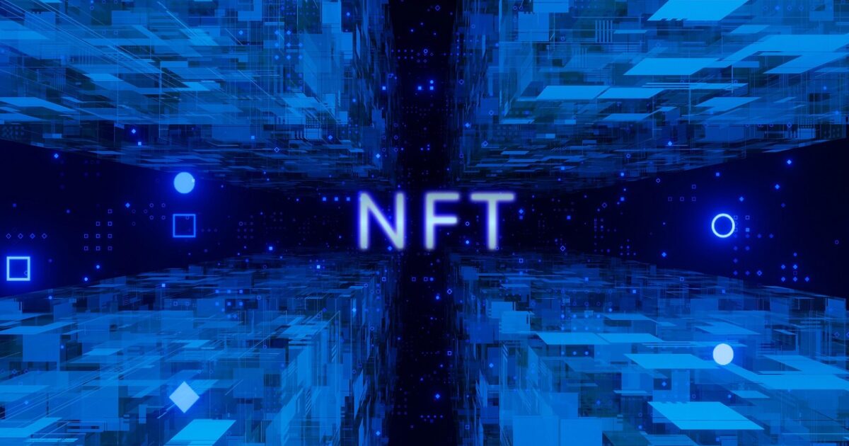 サイバースペースに浮かぶ青いNFTの文字とデジタルブロック背景