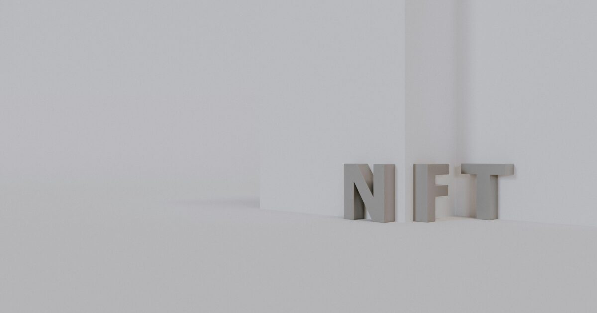 白いミニマルな空間に配置されたNFTの立体文字