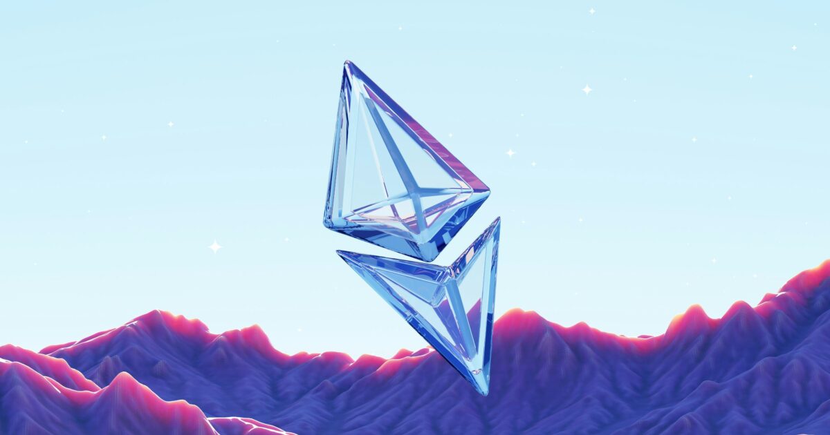 星空と紫の山を背景に浮かぶクリスタルのイーサリアムロゴ
