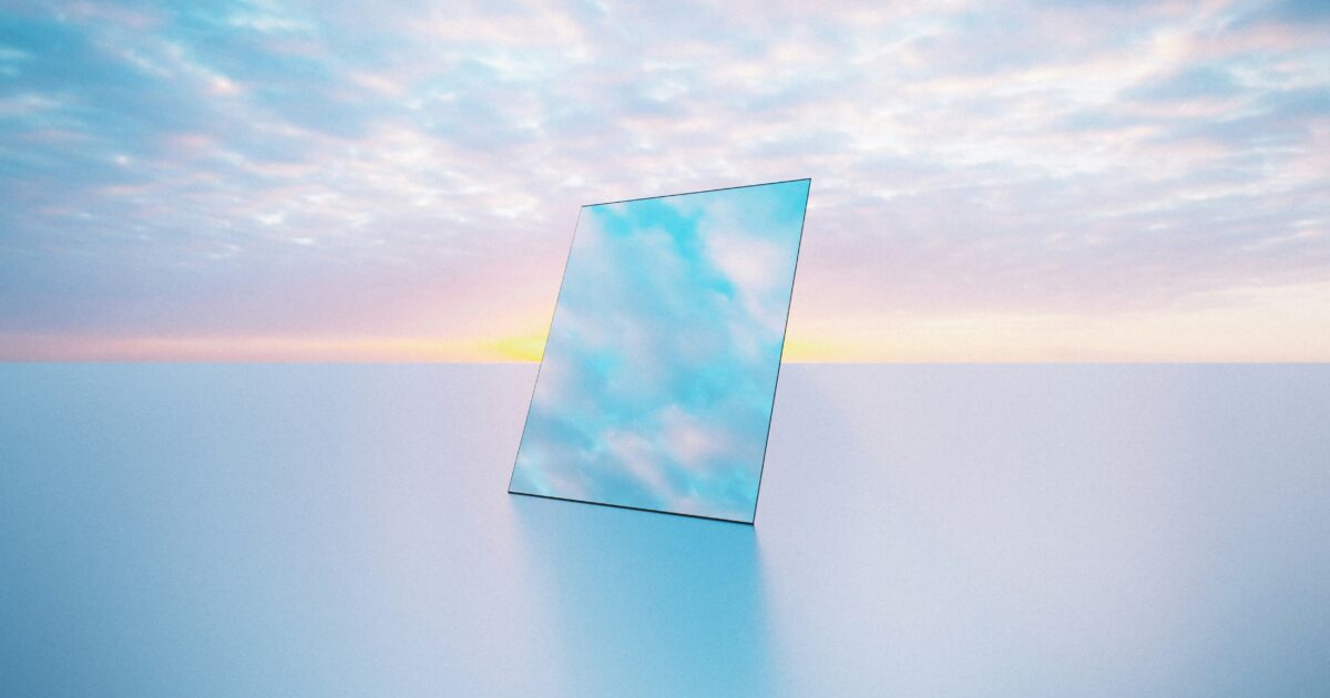 夕焼け空を映す鏡が置かれたミニマルな風景アート