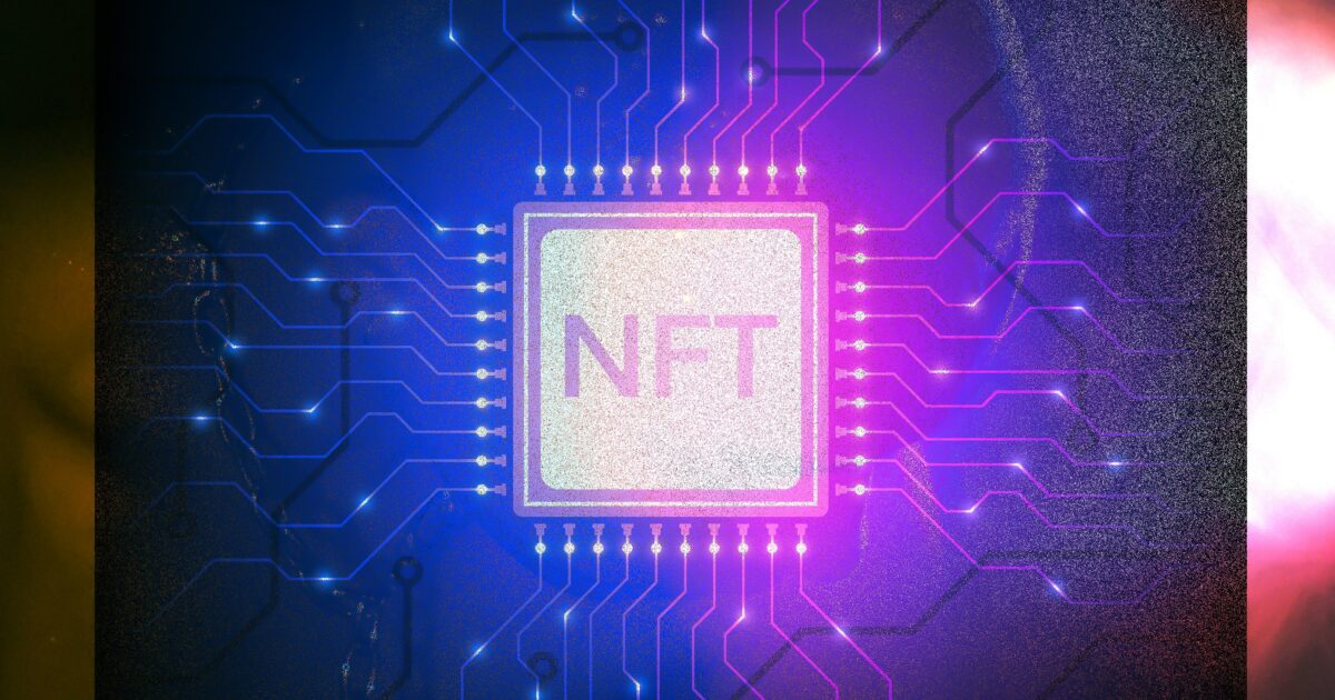 NFTと書かれたマイクロチップのイラストと回路基板の背景