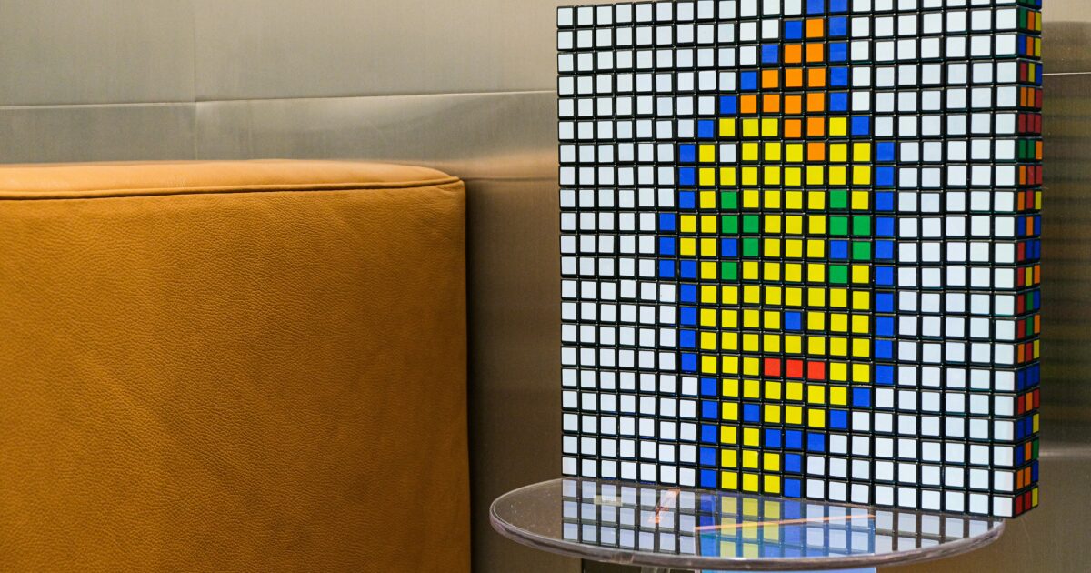 ルービックキューブで作られたピクセルアート風のキャラクター作品